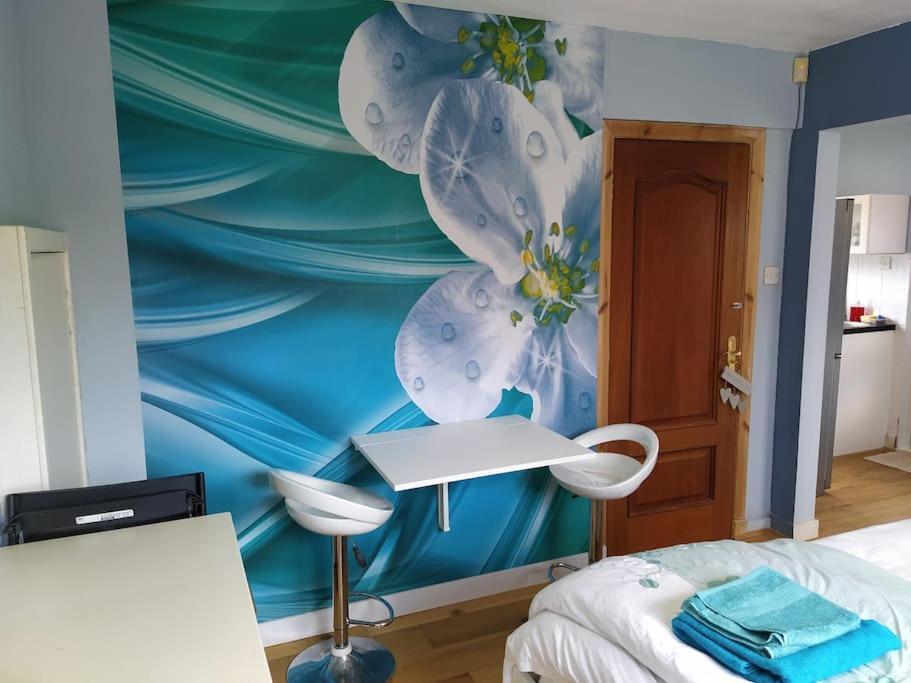 Studio Flat, Frequent Buses, 1-minute Walk To Bus Stop, 15 Minutes To City Center * Édimbourg